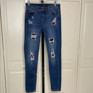 Judy Blue Mid-Rise Buffalo Plaid Patch Skinny Jeans
Women’s Sz 25 Distressed